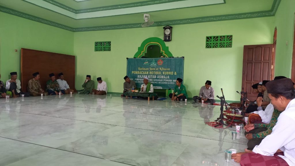 PEMBACAAN ROTIBUL HADAD DAN KAJIAN KITAB ASWAJA OLEH PIMPINAN RANTING GERAKAN PEMUDA ANSOR DESA KADUNGREJO KECAMATAN BAURENO SETIAP JUM’AT KLIWON